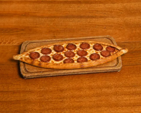 Sucuklu Pide (saucisse turque)
