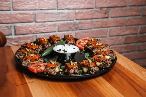 Fıstıklı Kebab (viande hachée à la pistache et fromage)