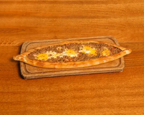 Kıymalı Yumurtalı Pide (viande hachée & œuf)